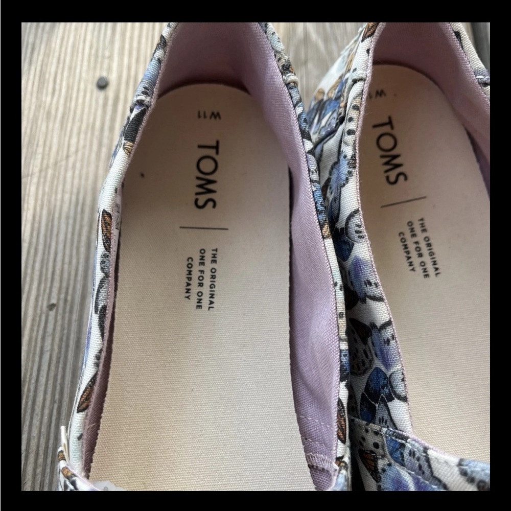 Toms Women 11 Slip-on White Canvas Butterfly Print Comfort Flats Lightweight EUC - Picture 3 of 11